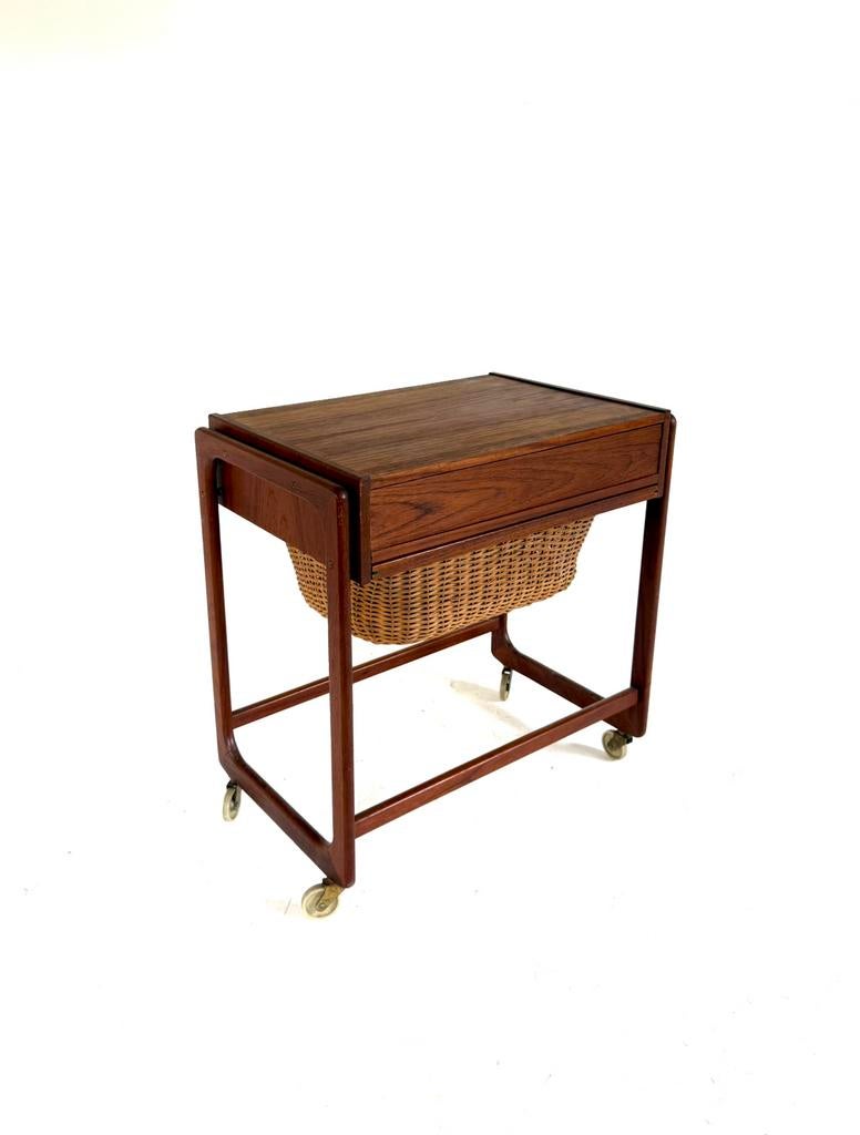 Vintage Deense teakhouten naaidoos, BR Gelsted ‘60, Huis en Inrichting, Tafels | Sidetables, 50 tot 100 cm, Vintage retro buisframe design rotan webbing papercord deens