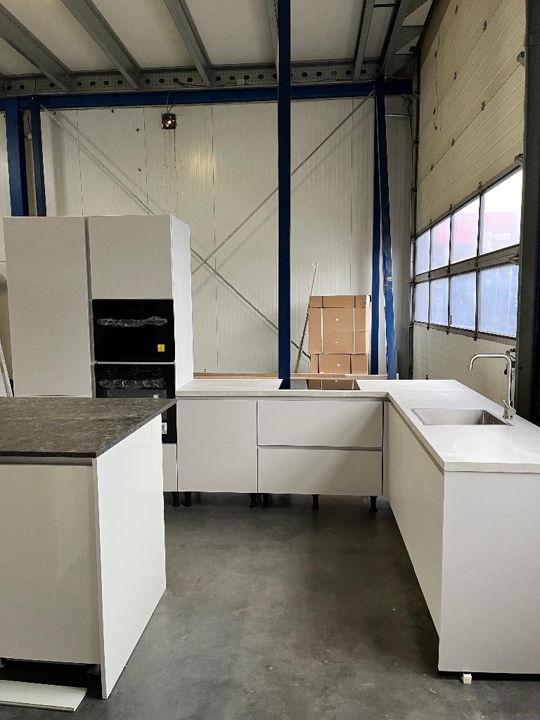 Showroom keuken Compleet met APP 120Keukens op voorraad 2889, Greeploos, Wit, Hoekkeuken, Nieuw