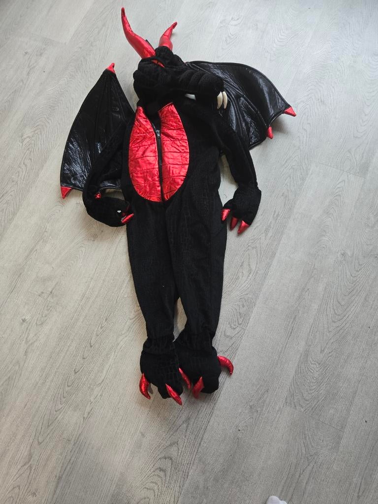 Heel gaaf luxe drakenpak. Duur pak 110/116, Kinderen en Baby's, Carnavalskleding en Verkleedspullen, Ophalen of Verzenden, Zo goed als nieuw