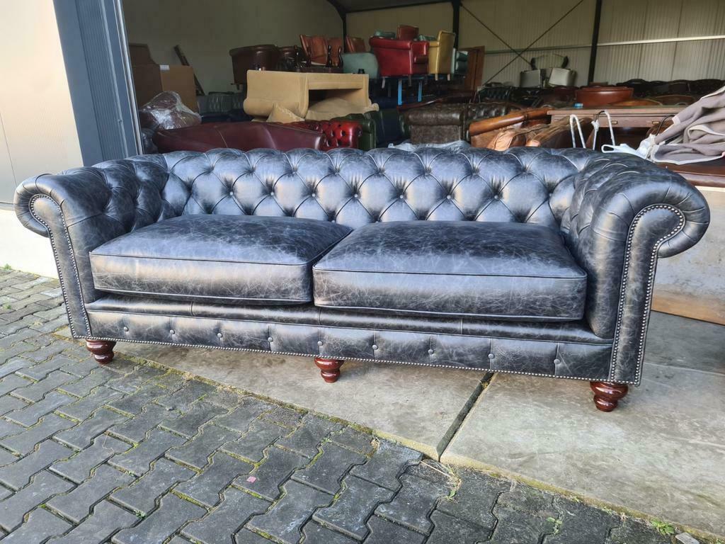 NIEUWE XL Chesterfield bank VINTAGE zwart + GRATIS BEZORGD, Chesterfield, Ophalen of Verzenden, Rechte bank, 200 tot 250 cm