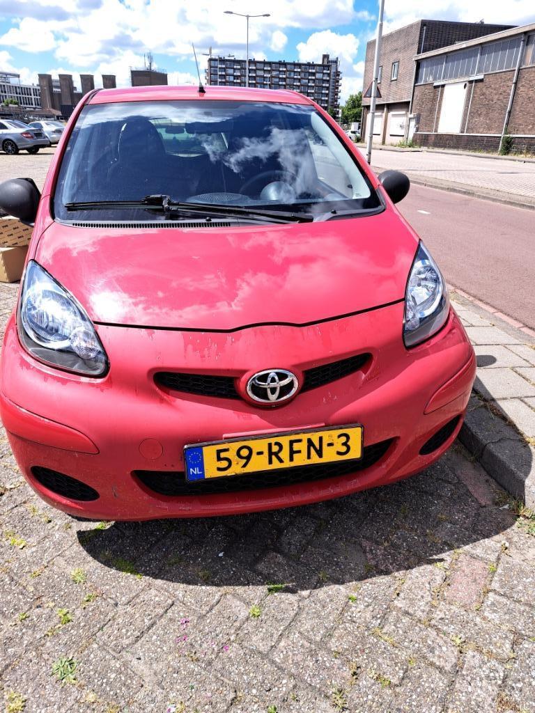 Toyota Aygo 1.0 12V Vvt-i 5DRS 2011 Rood, Auto's, Toyota, Voorwielaandrijving, Euro 6, 4 stoelen, 68 pk