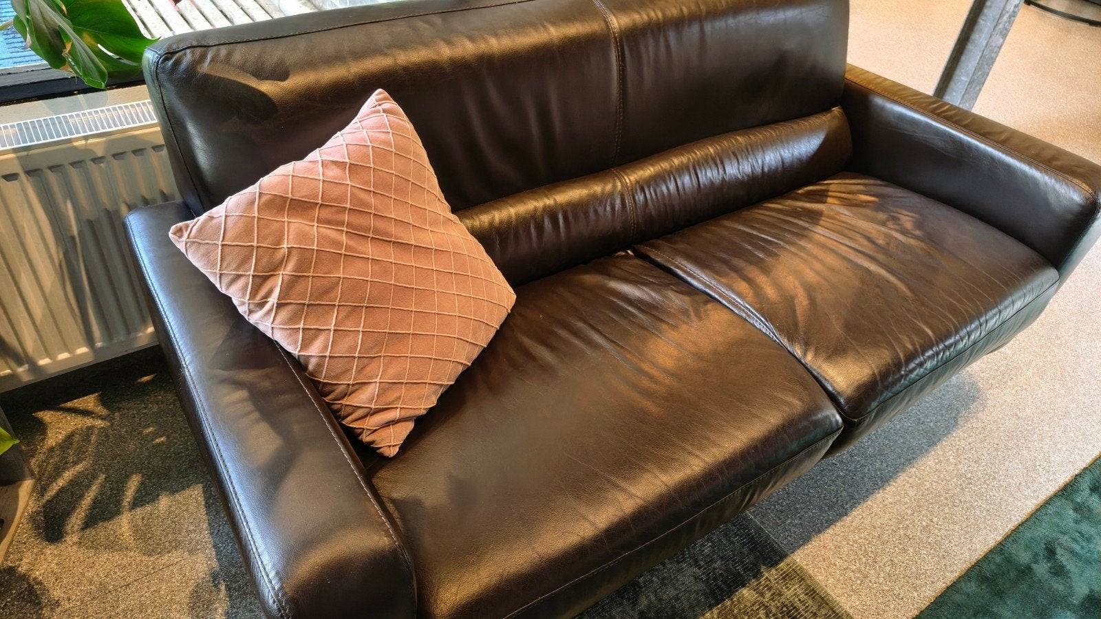 Comfortabele tweepersoons leren bank - Donkerbruin, Huis en Inrichting, Ophalen, Gebruikt, 150 tot 200 cm, Tweepersoons