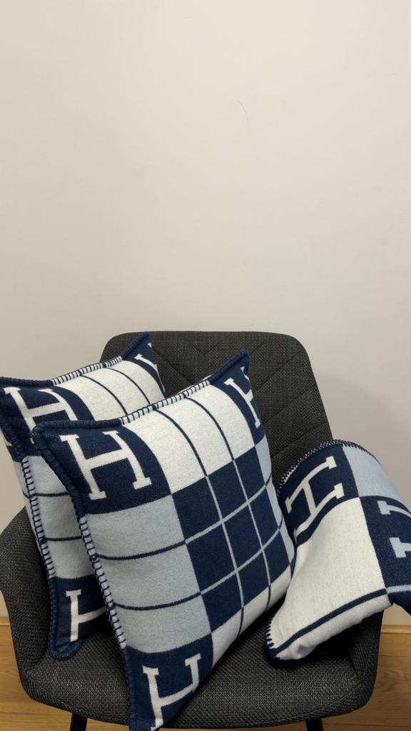 Hermes Deken & Kussens Set, Huis en Inrichting, Woonaccessoires | Plaids en Woondekens, Ophalen of Verzenden, Nieuw