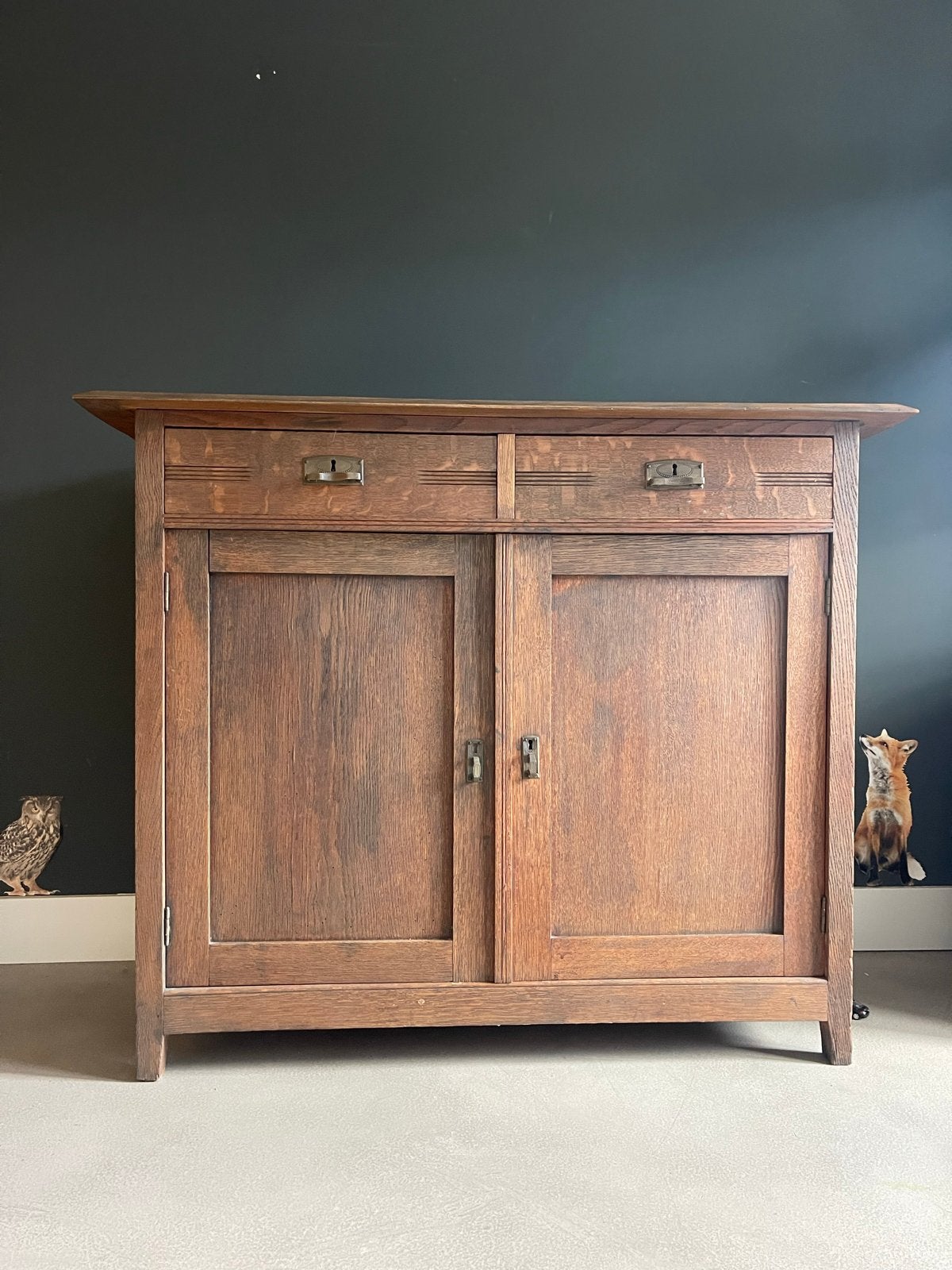 Antiek eiken dressoir met twee deuren en twee lades, Antiek en Kunst, Ophalen