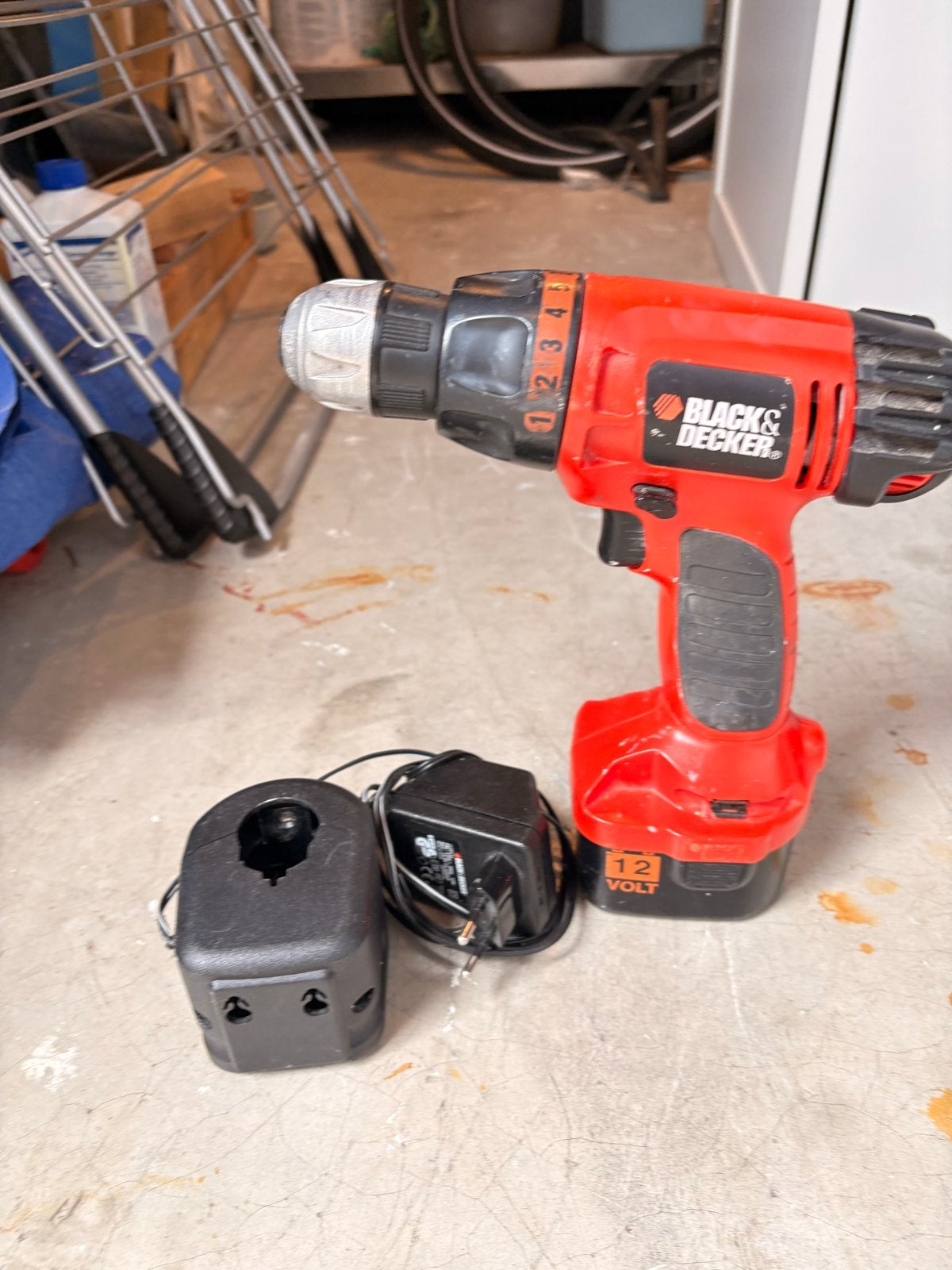Black & Decker 12V Boor- en Schroefmachine met lader, Ophalen of Verzenden, Gebruikt, Minder dan 400 watt, Boor- en Schroefmachine