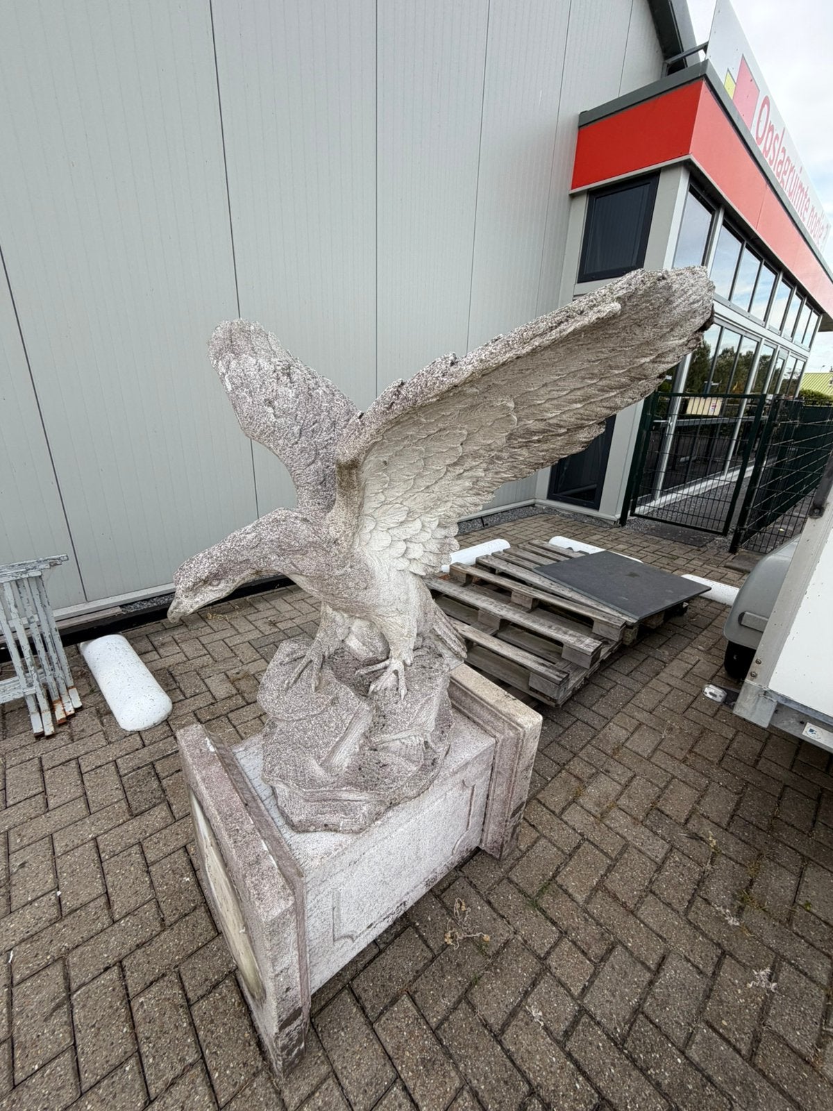 Adelaar op sokkel, Tuin en Terras, Tuinbeelden, Ophalen, Zo goed als nieuw