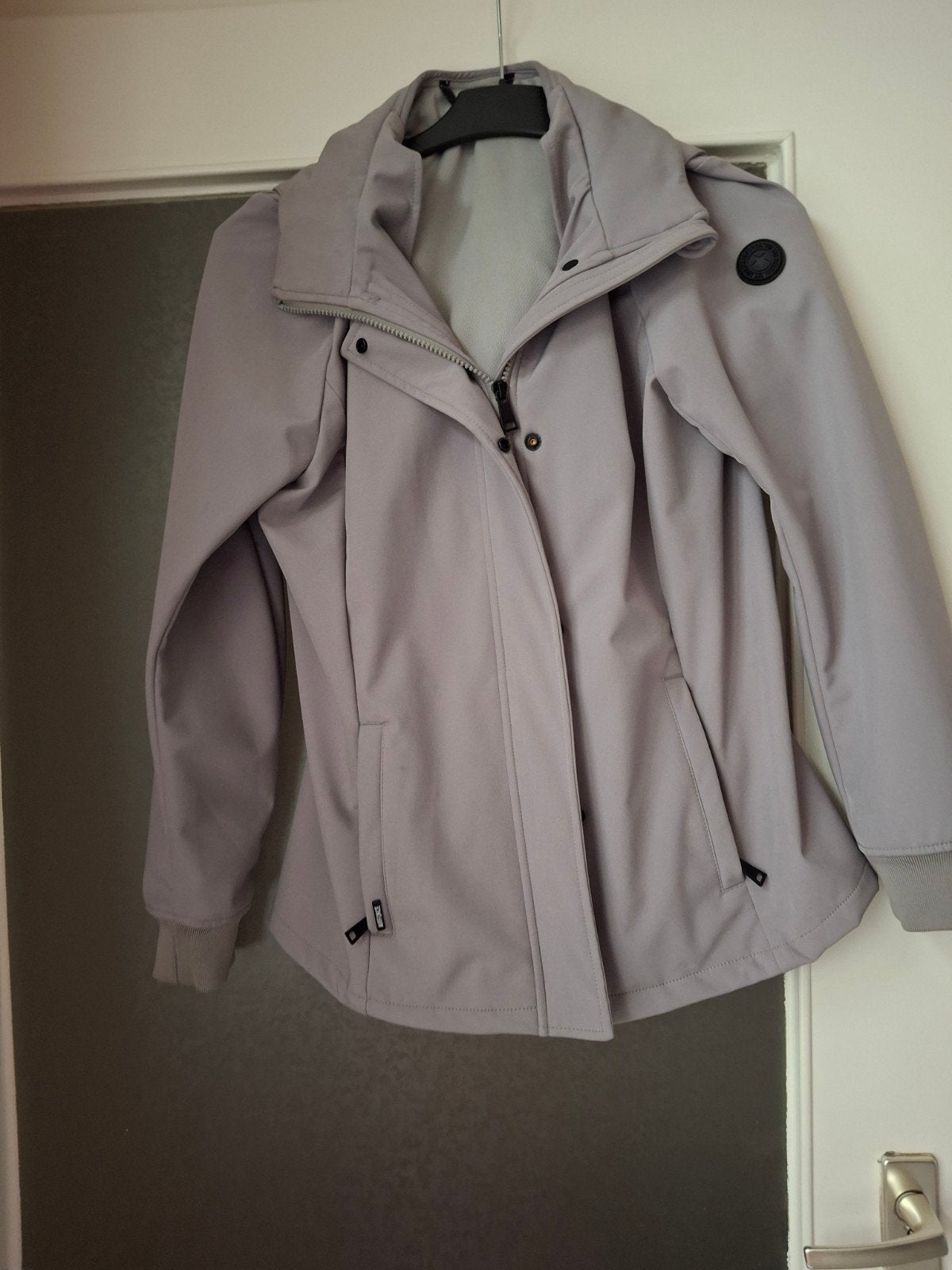 Airforce softshell jas maat M, Kleding | Dames, Airforce, Zo goed als nieuw, Grijs, Ophalen