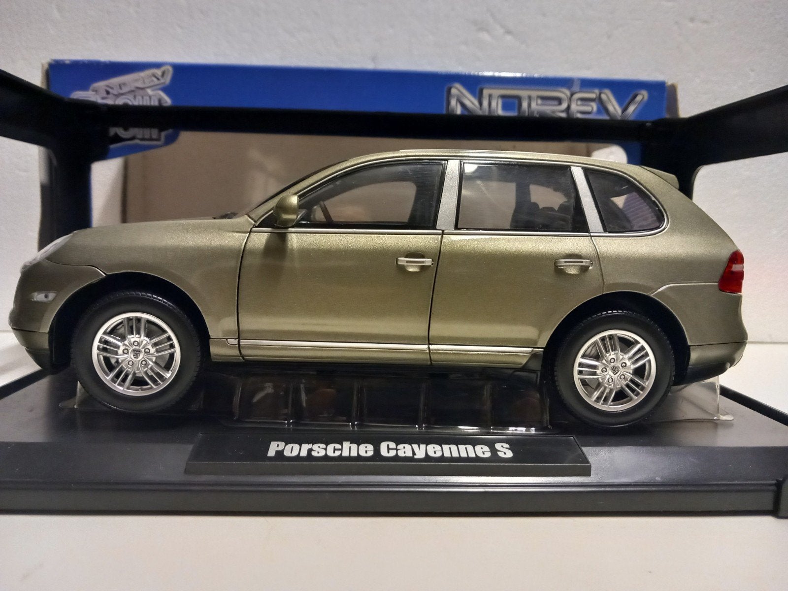 Porsche Cayenne S metallic Norev metal 1:18 KRD, Ophalen of Verzenden, Zo goed als nieuw, Auto, Norev