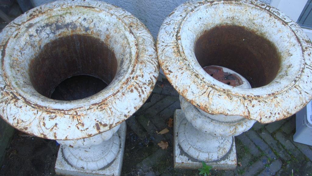 Twee gietijzeren Tuinvazen, Tuin en Terras, Tuinvazen, Ophalen, Gebruikt