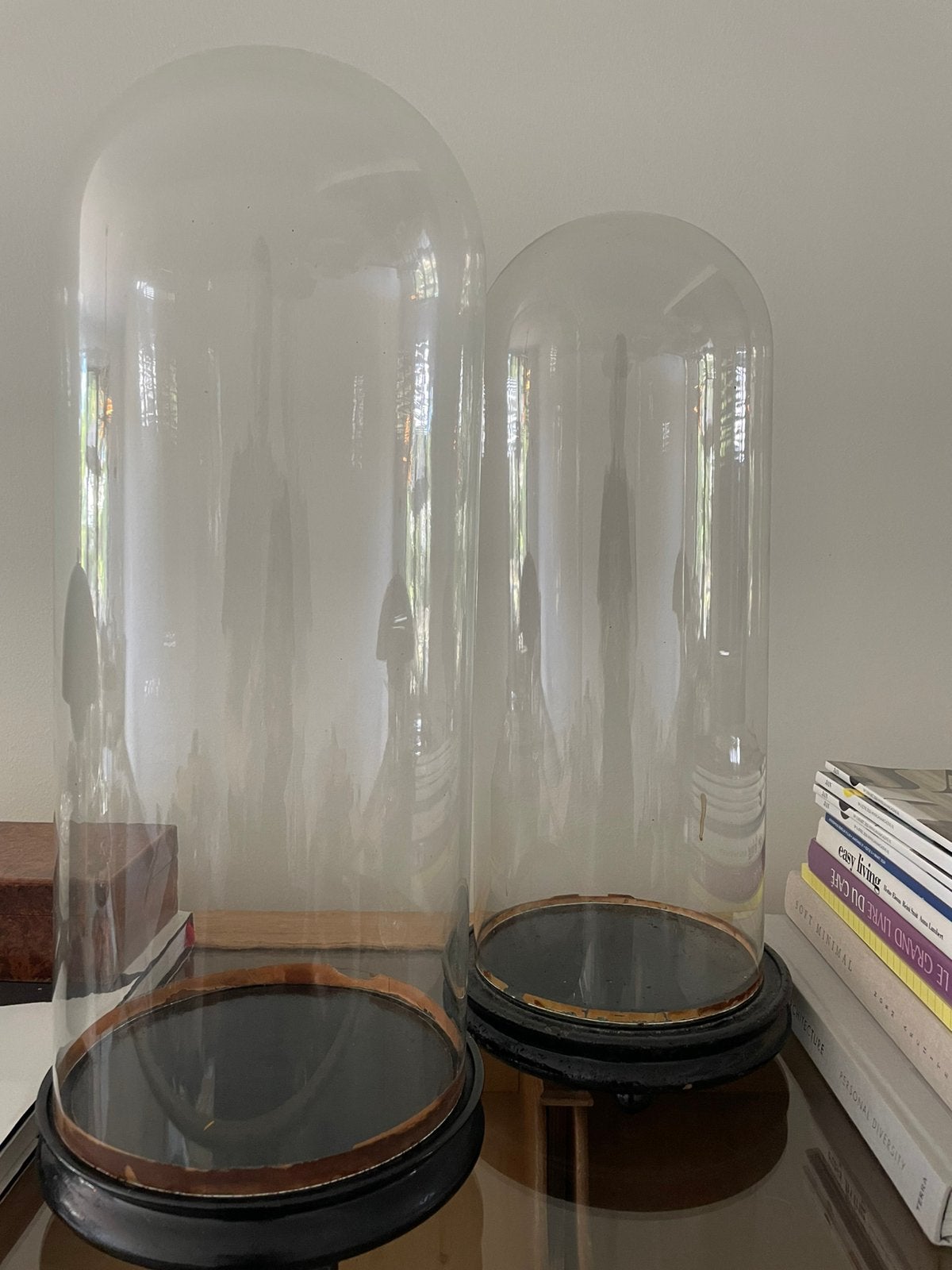 2 grote glazen stolpen stolp cloche zwart onderbord plateau, Ophalen