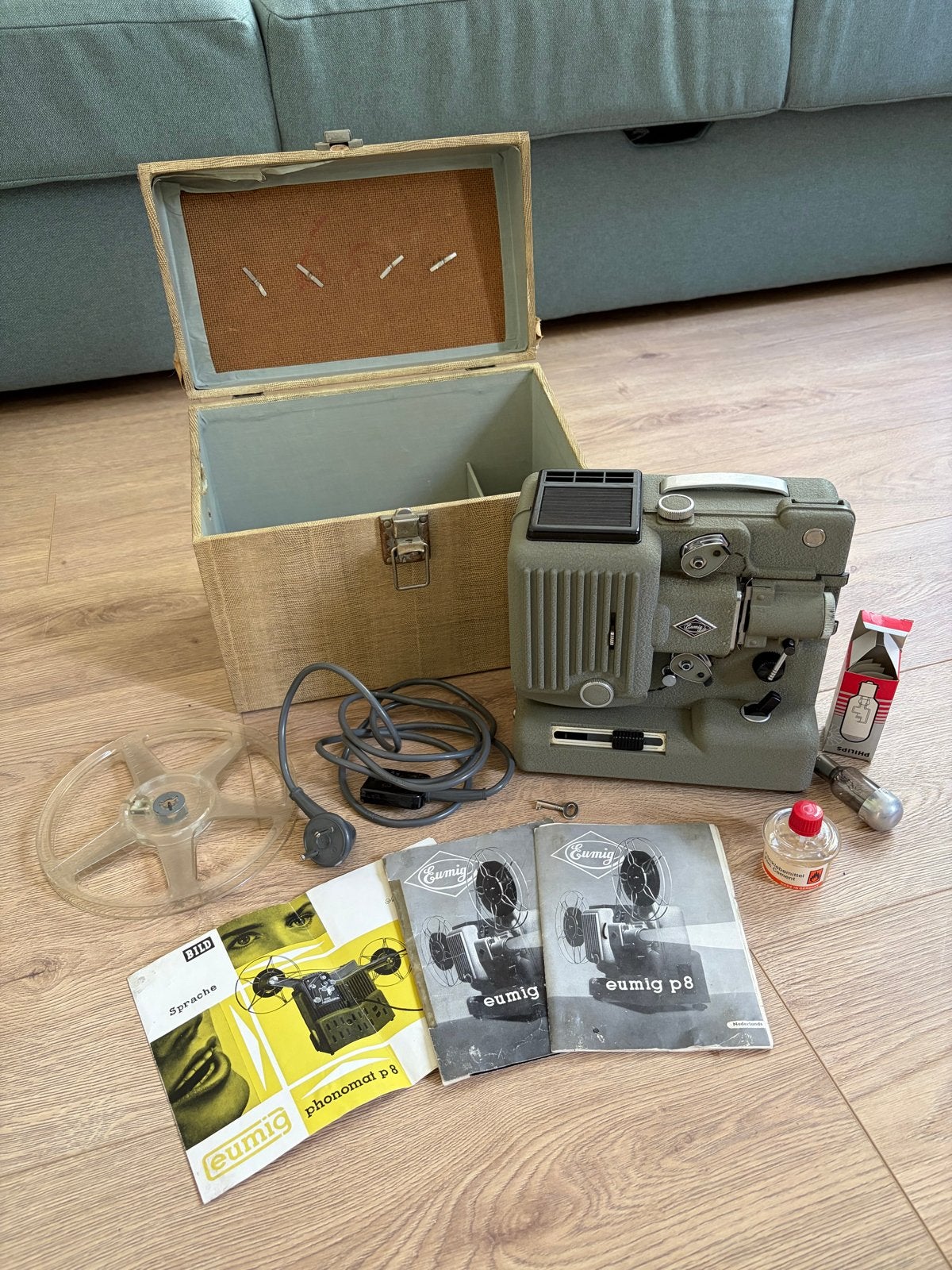 Vintage Eumig P8 filmprojector met accessoires en koffer, Ophalen, Projector