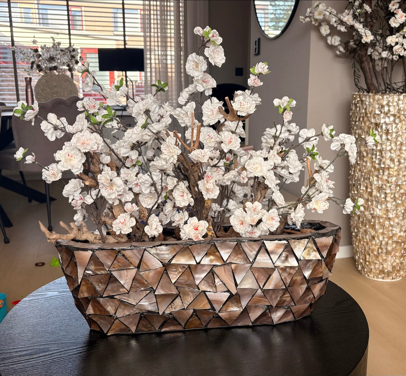 Schelpenvaas met opmaak (witte bloesem), Huis en Inrichting, Gebruikt, Wit, Natuurlijk materiaal, Inclusief decoratie