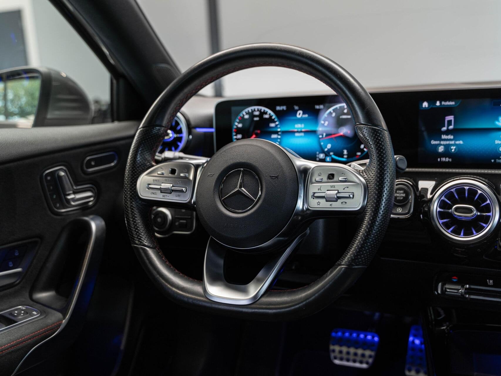 Mercedes A-klasse 180 Business Solution AMG, Gebruikt, 4 cilinders, Bedrijf, 1265 kg