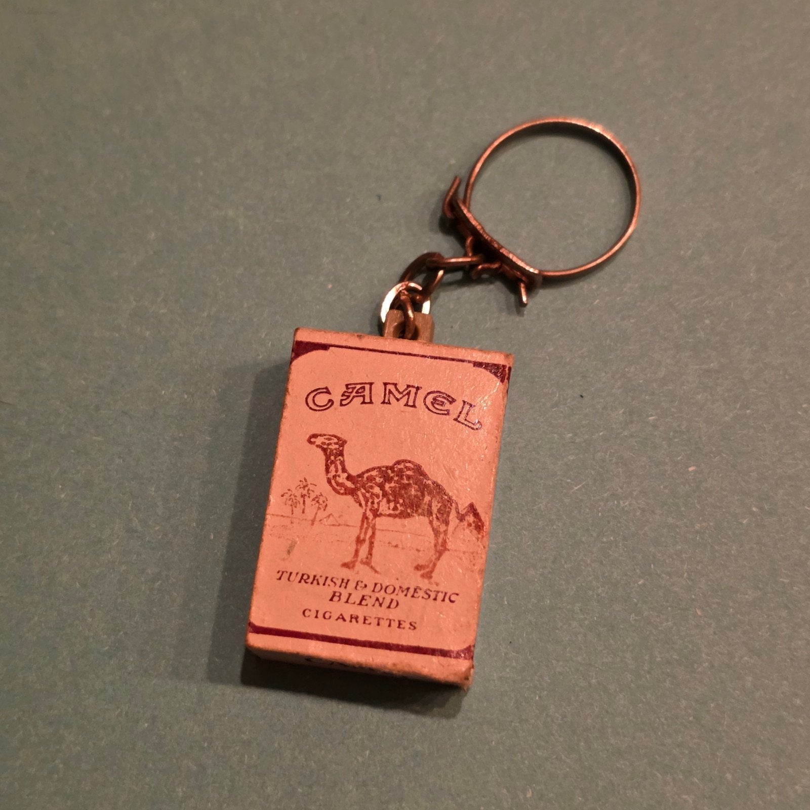 Vintage Camel Sigarettenpakje Sleutelhanger - Made in USA, Ophalen of Verzenden, Gebruikt, Merk
