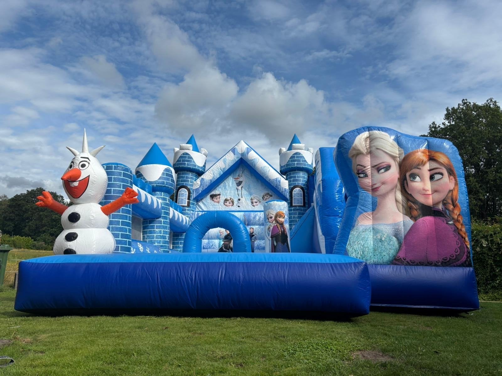 Foto 2 van Frozen Springkussen met glijbaan te huur