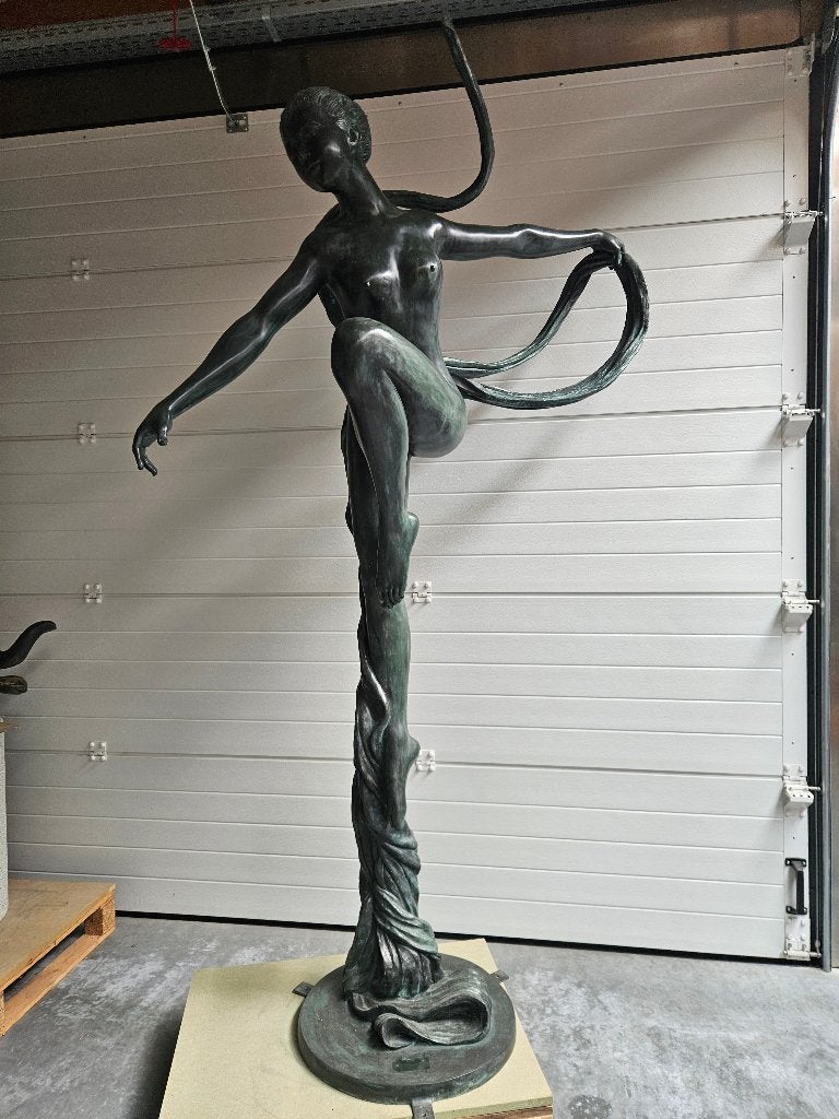 BRONZEN DANSENDE PRACHTIGE DAME, NOG MOOIER IN HET ECHT!!!, Ophalen of Verzenden, Nieuw, Overige materialen, Mensenbeeld