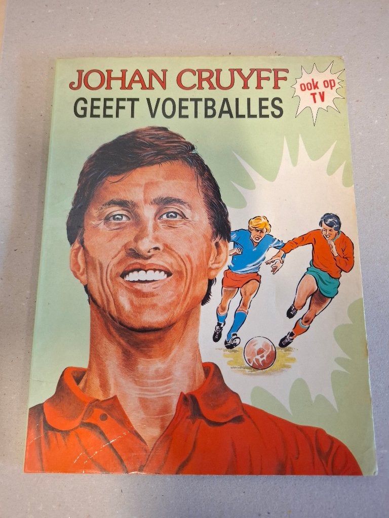 Johan Cruyff geeft voetballes – stripboek uit 1984, Verzamelen, Ophalen of Verzenden, Gebruikt, Ajax, Boek of Tijdschrift