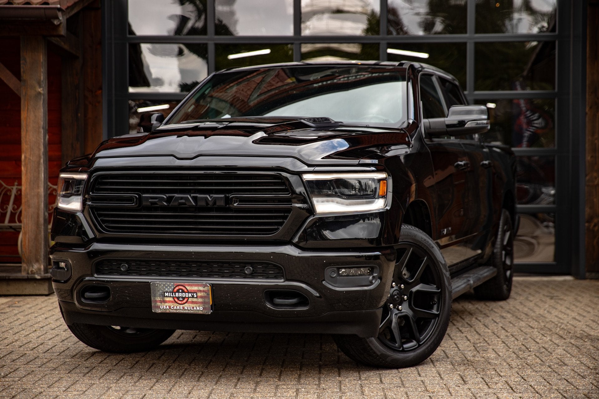 Dodge Ram 1500 5.7 V8 4x4 Crew Cab Laramie 1e eigenaar, Auto's, Automaat, Gebruikt, 5654 cc, 402 pk