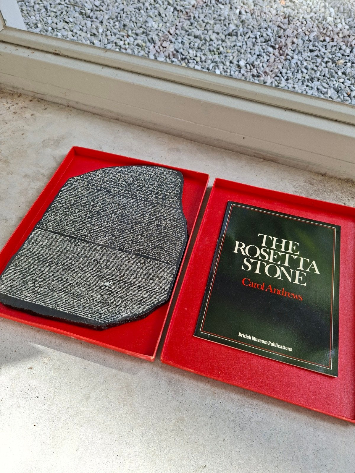 Replica Rosetta Steen met boek van Carol Andrews, Ophalen of Verzenden, Zo goed als nieuw, Carol Andrews, Europa overig
