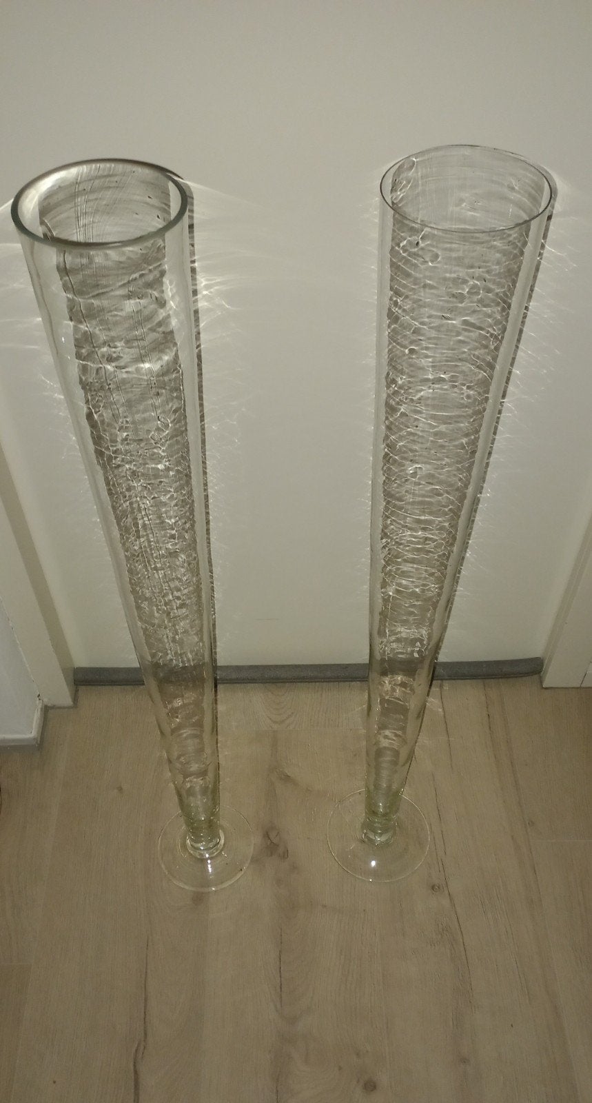 2 Heldere Glazen Vazen  100 cm Hoog boven diameter 12 cm, Huis en Inrichting, Ophalen, Gebruikt, Transparant, Glas