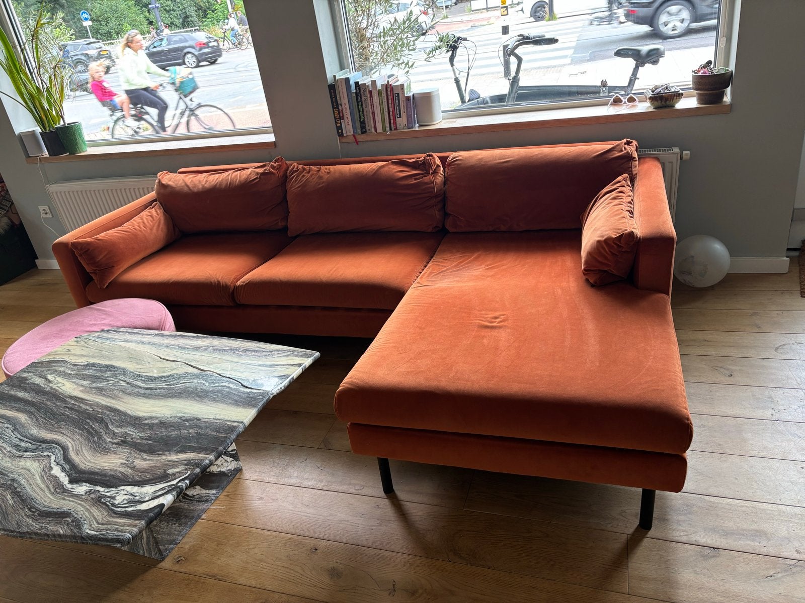 Fluwelen terra/oranje hoekbank van Wehkamp, Ophalen, Zo goed als nieuw, Stof