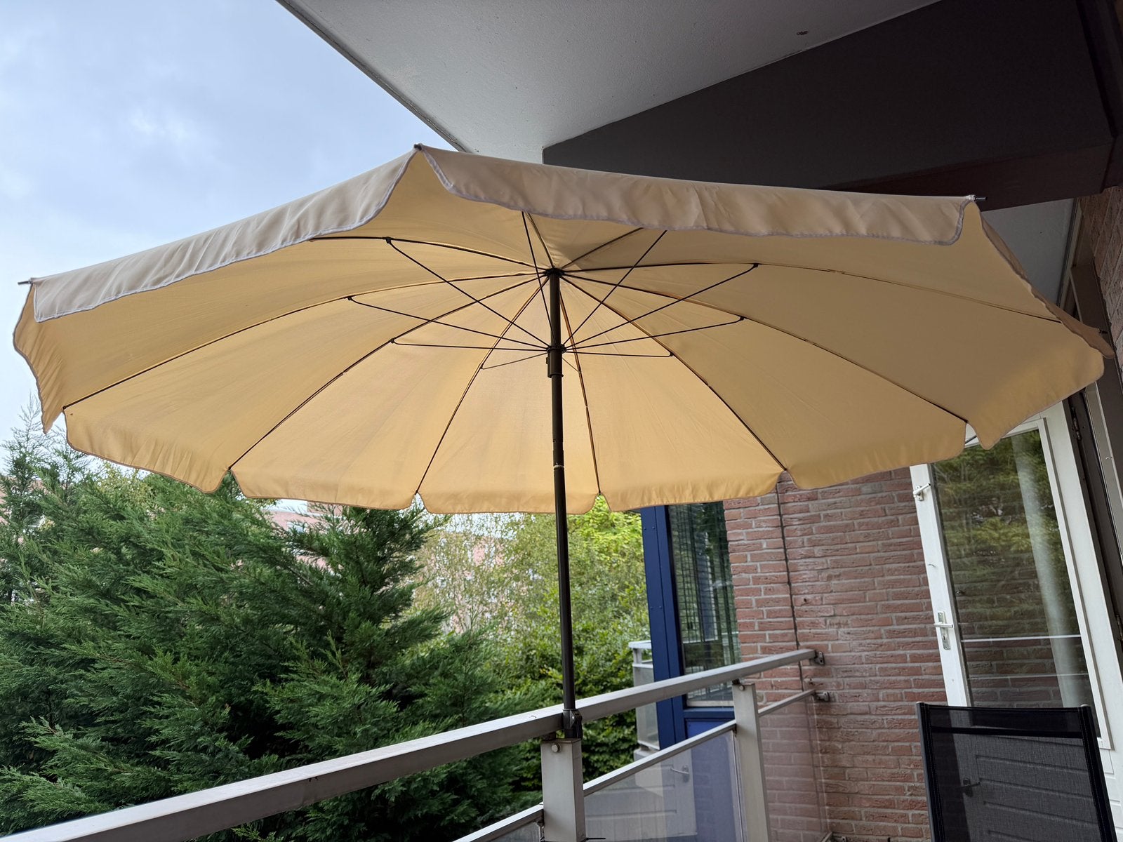 Grote Parasol 240 breed crème / licht geel kantelbaar, Tuin en Terras, Parasols, Kantelbaar, Zo goed als nieuw, Stokparasol, 2 tot 3 meter