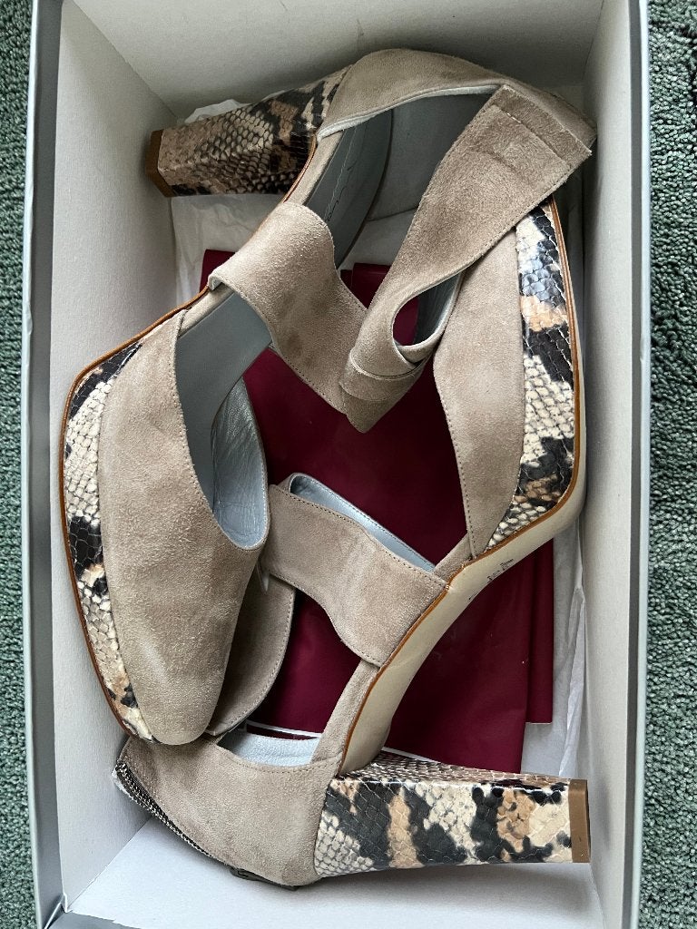 NIEUW Lilian pumps kruisbanden beige suede python leer 41, Pumps, Verzenden, Lilian, Beige