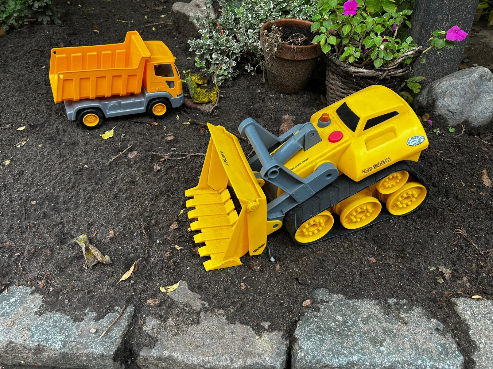 Speelgoed buiten bulldozer en kiepwagen, Ophalen, Zo goed als nieuw