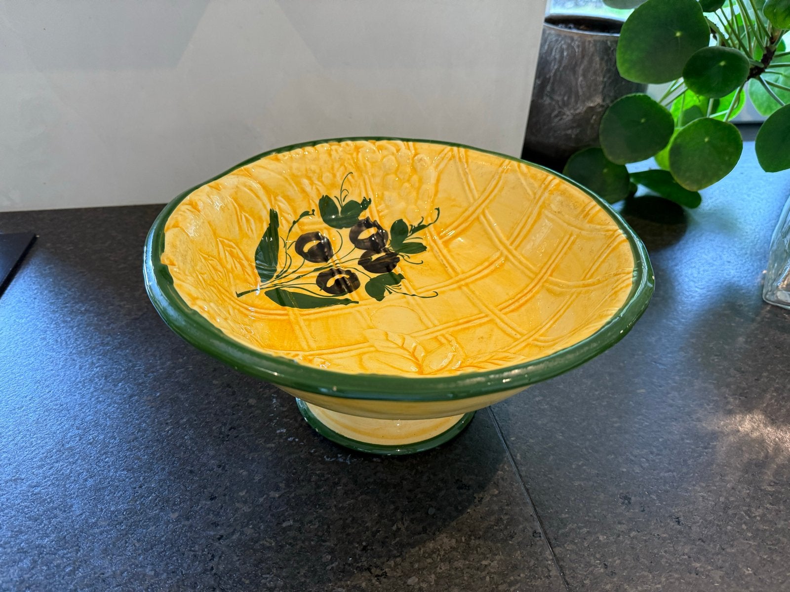 Decoratieve schaal op voet met olijfmotief, Ophalen of Verzenden