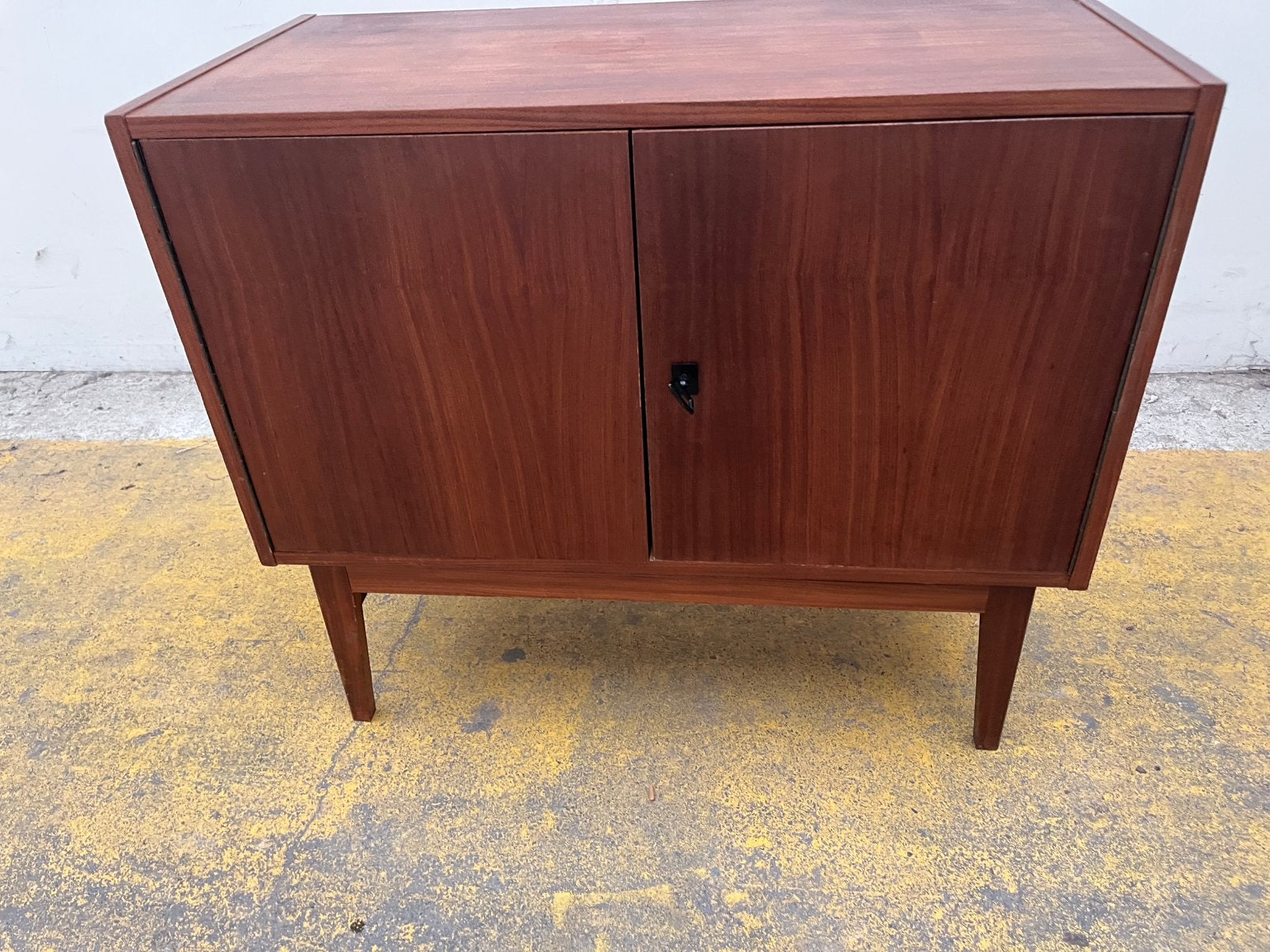 Kast met twee deurtjes vintage retro teak jaren 60 €180, Ophalen of Verzenden, Gebruikt