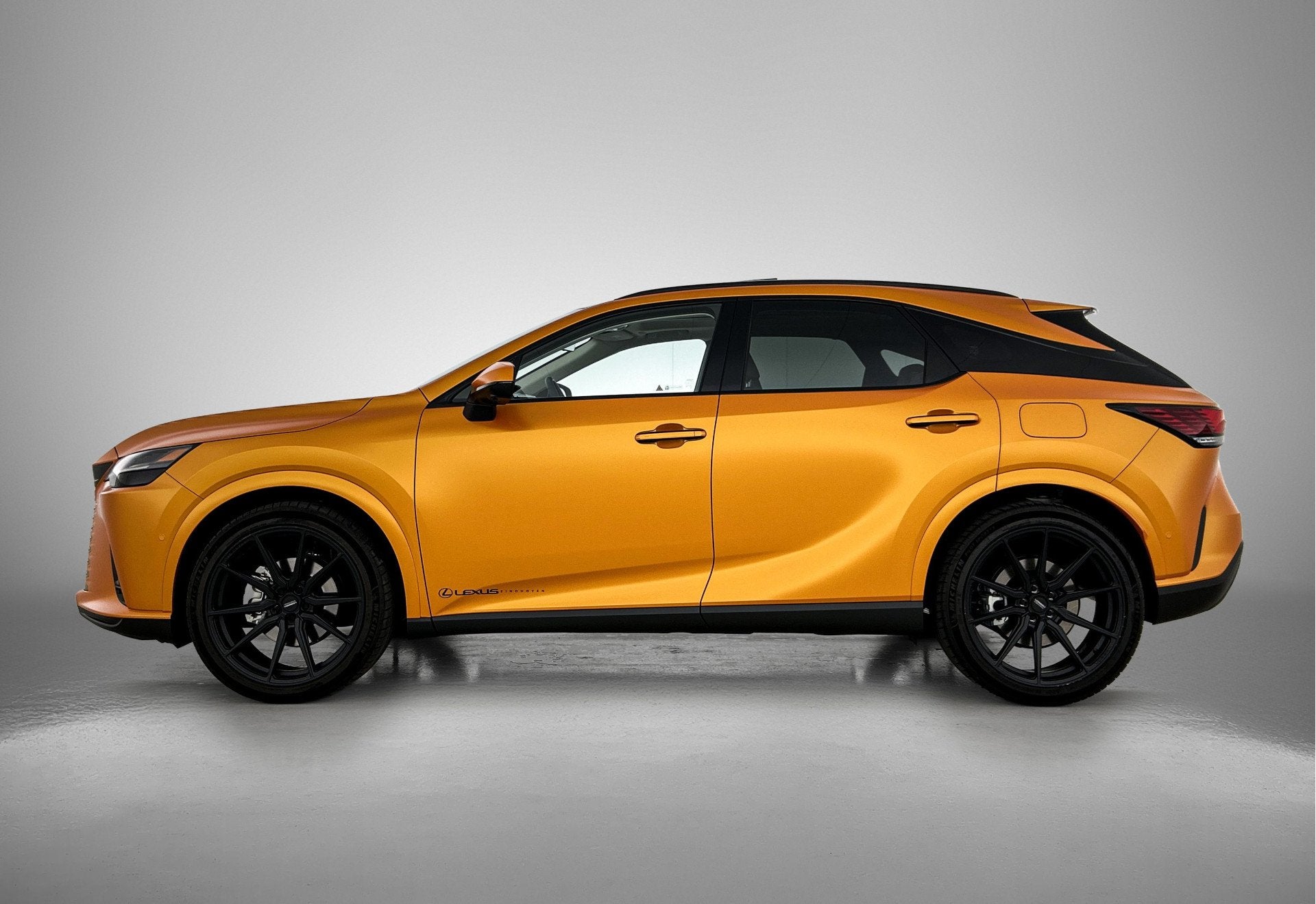 Lexus RX 450h+ Plug-in Hybrid President Line | Orange wrappe, Auto's, Automaat, Euro 6, 4 cilinders, Zwart