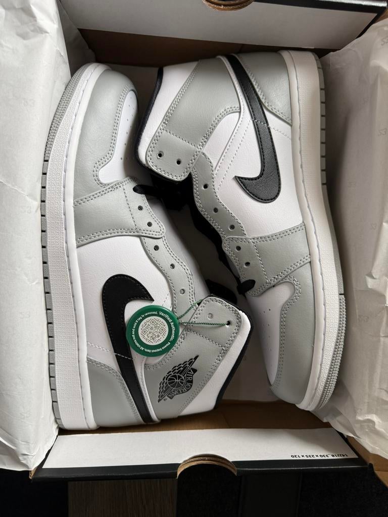 Nike Air Jordan 1 Mid Light Smoke Grey - Maat 45, Kleding | Heren, Schoenen, Wit, Nieuw, Ophalen of Verzenden, Sneakers of Gympen