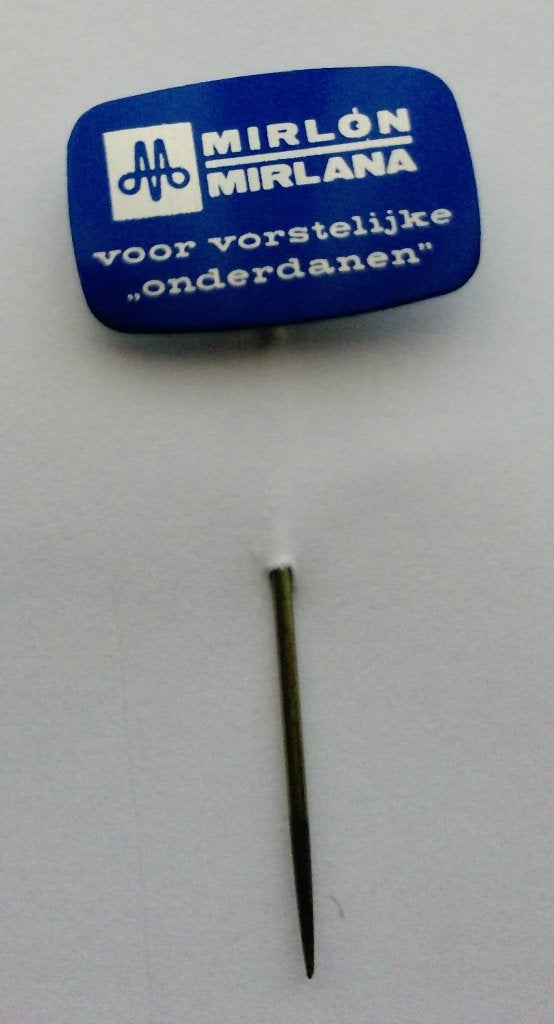 Speldje Mirlon Mirlana "voor vorstelijke onderdanen", Verzamelen, Ophalen of Verzenden, Zo goed als nieuw, Merk, Speldje of Pin