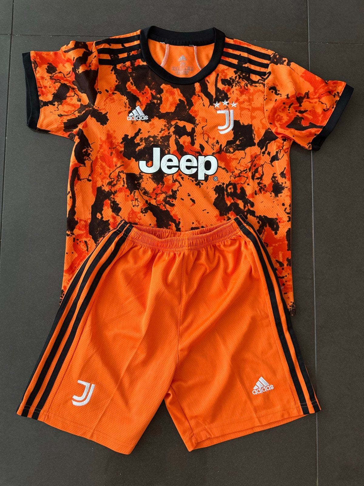 Juventus Voetbaltenue Oranje Maat 26 (Adidas Aeroready), Oranje, Ophalen of Verzenden, Zo goed als nieuw, Voetbal