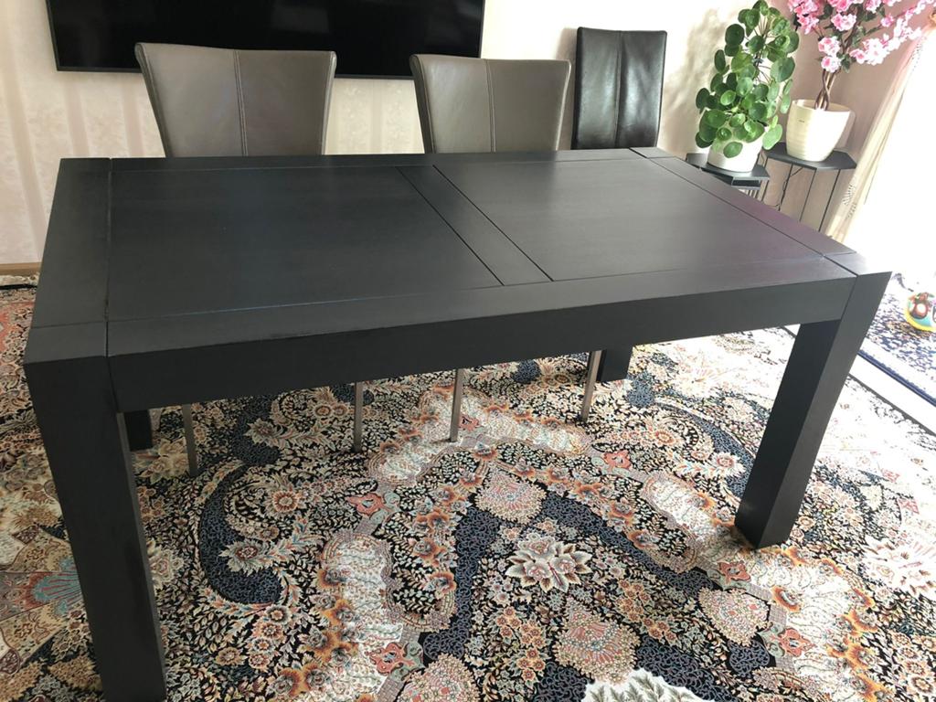 Mooie zwarte houten eettafel in goede staat, Huis en Inrichting, Tafels | Eettafels, Ophalen of Verzenden, Zo goed als nieuw, Vier personen