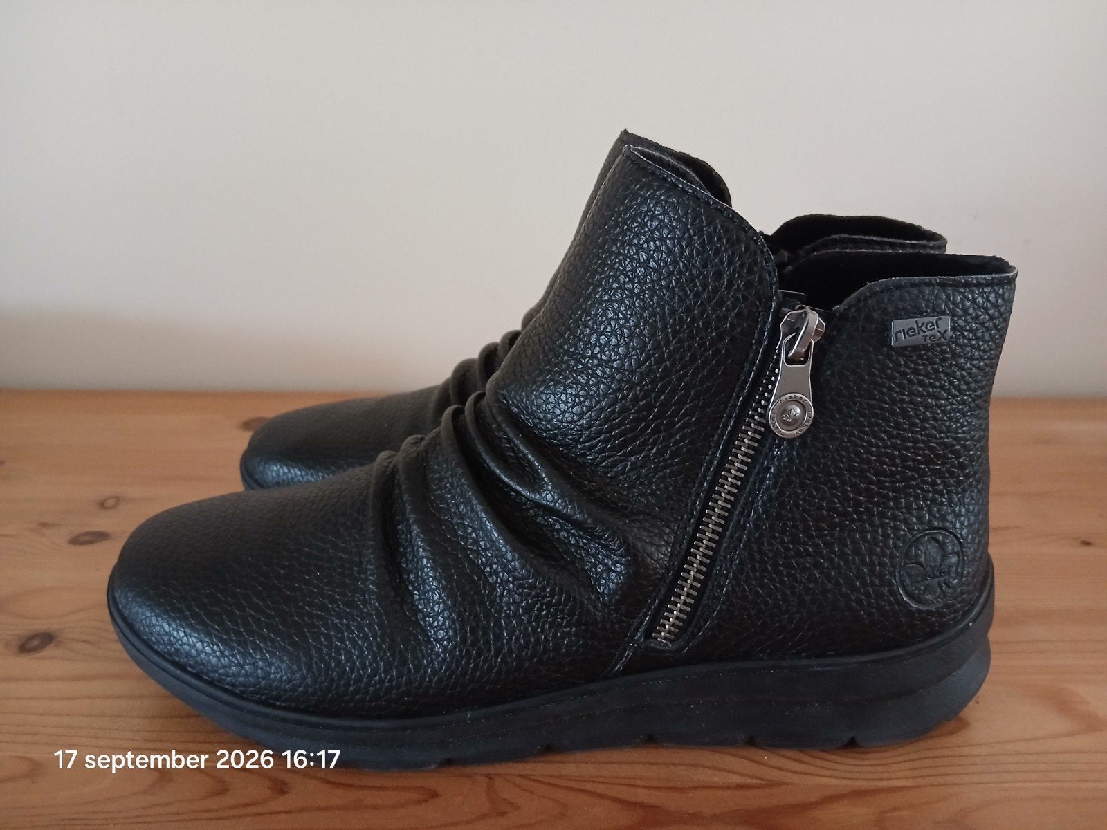 Rieker maat 41 antistress, Kleding | Dames, Zwart, Lage of Enkellaarzen, Ophalen of Verzenden, Zo goed als nieuw