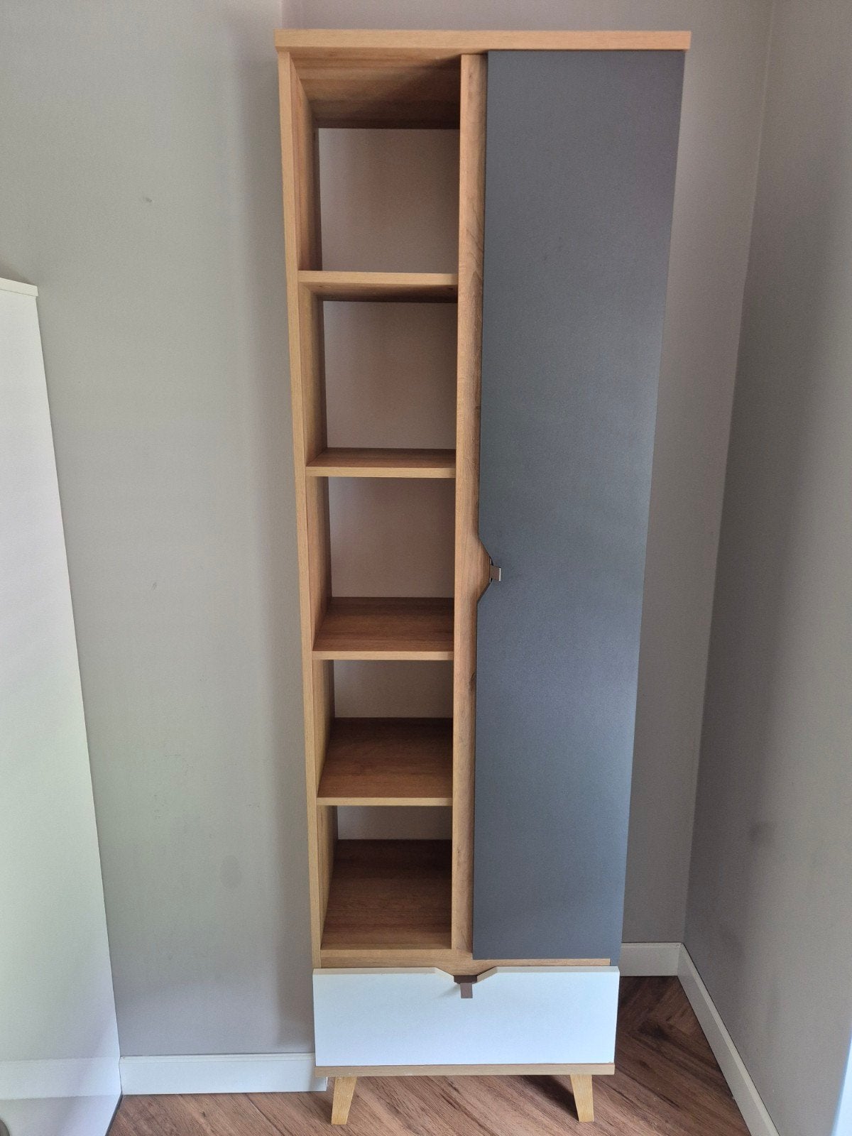 Moderne boekenkast met lade en deuren - Hout en grijs, Huis en Inrichting, Minder dan 50 cm, Gebruikt, Met lade(s), Ophalen of Verzenden
