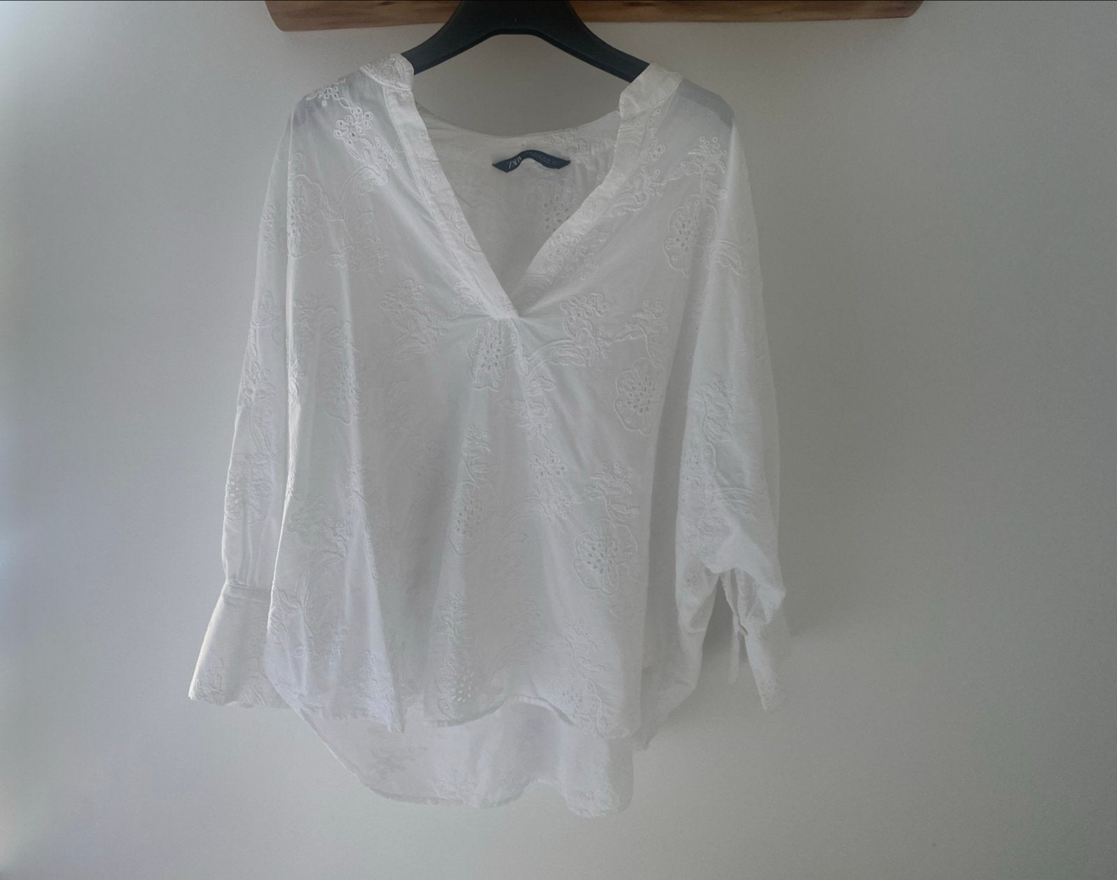 Zara witte blouse met borduursels - Maat XS, Kleding | Dames, Blouses en Tunieken, Ophalen of Verzenden, Zo goed als nieuw, Maat 34 (XS) of kleiner