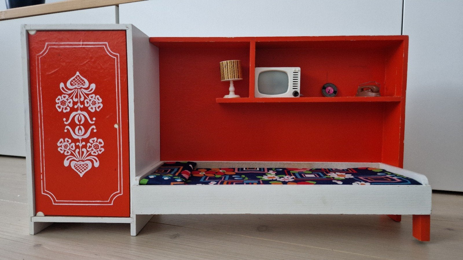 Vintage Barbie bed met kast, tv jaren 70, Ophalen of Verzenden, Gebruikt, Toebehoren