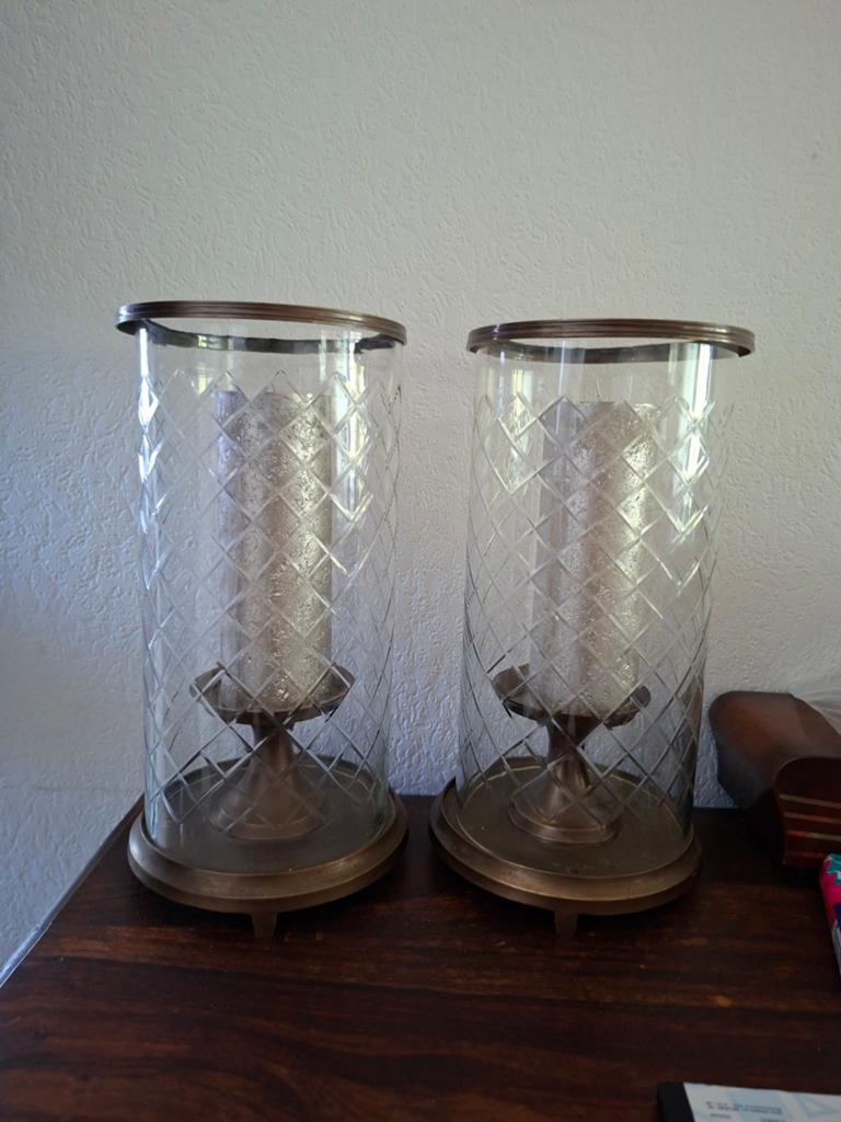 Set van 2 glazen windlichten met messing voet, Ophalen