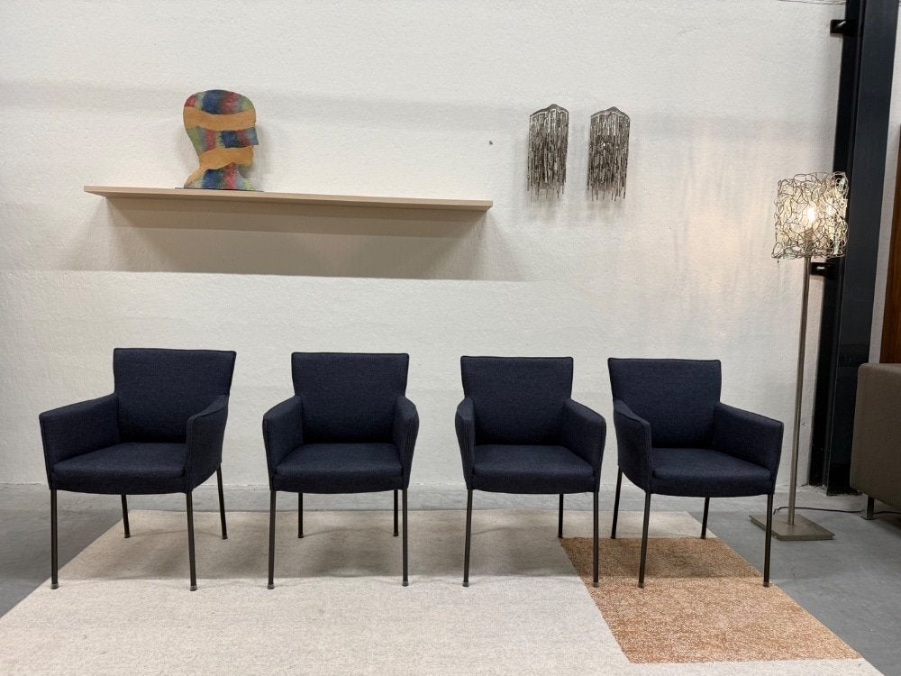4 als nieuw Design on Stock Amra eetkamerstoel Blauw stof, Huis en Inrichting, Blauw, Gompenstraat 15, Design on Stock, Ophalen of Verzenden