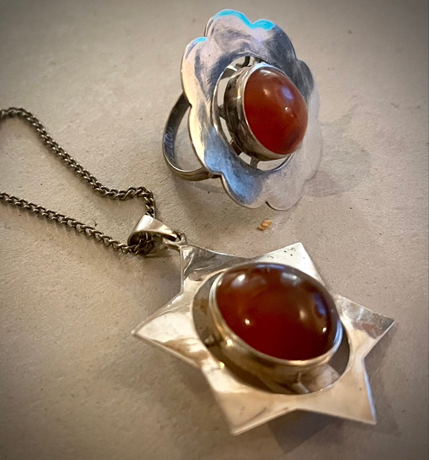 Zilveren Chakra Heiligbeen set: ketting & bloemring carneool, Gebruikt, Verzenden, 17 tot 18, Met edelsteen