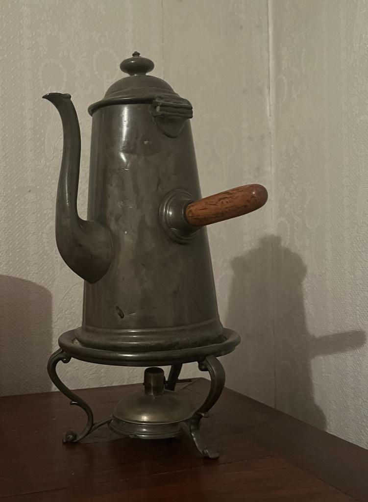 antieke tinnen chocoladekan op komfoor, Ophalen