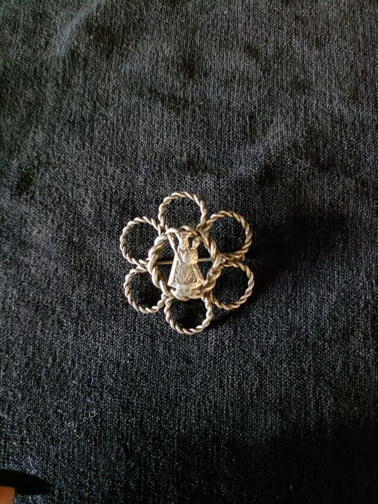 Vintage BWG Zilveren Broche Onze-Lieve-Vrouw van Hal, Gebruikt, Minder dan 4 cm, Ophalen of Verzenden, Zilver