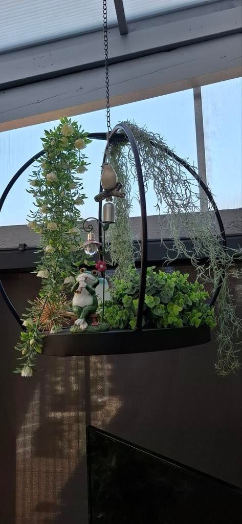 Decoratieve hangmand met kunstplanten en kikker, Meerkleurig, Overige stijlen, Ophalen of Verzenden, Zo goed als nieuw