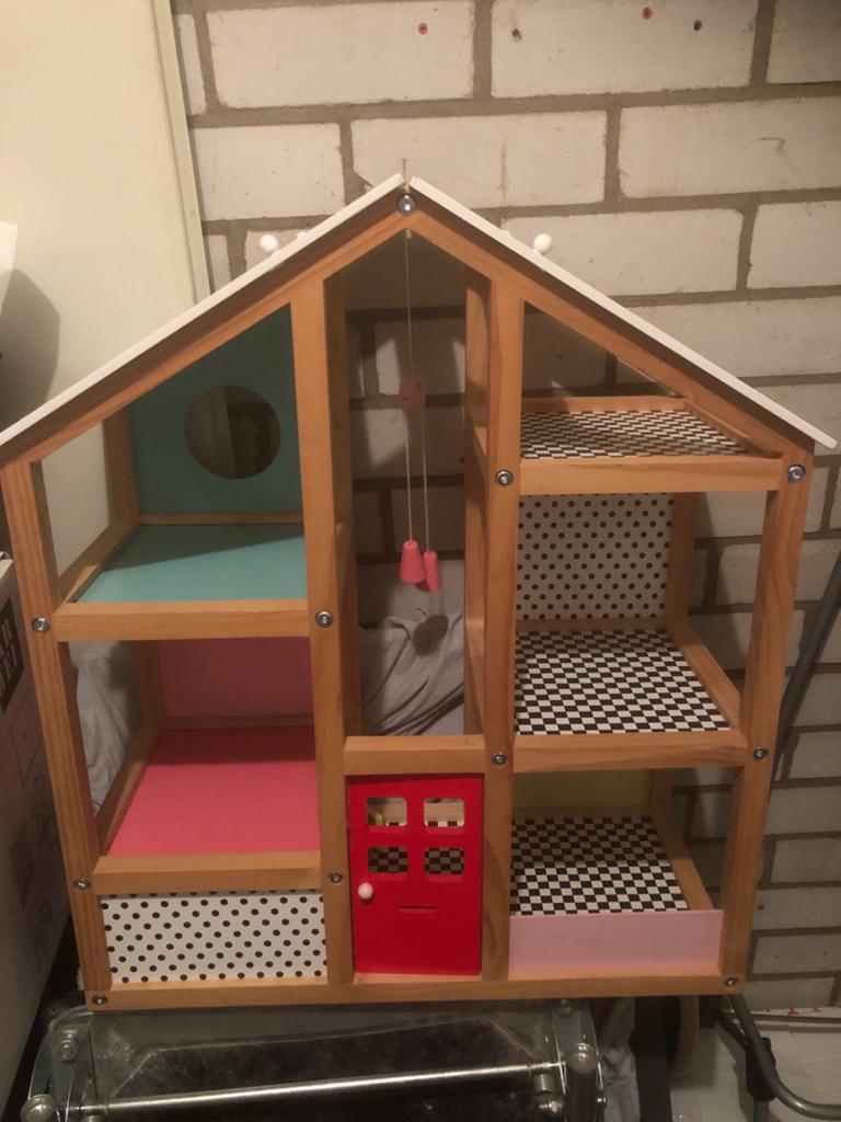 Houten poppenhuis met heel veel accessoires (zie foto 2), Kinderen en Baby's, Speelgoed | Poppenhuizen, Ophalen, Gebruikt, Poppenhuis