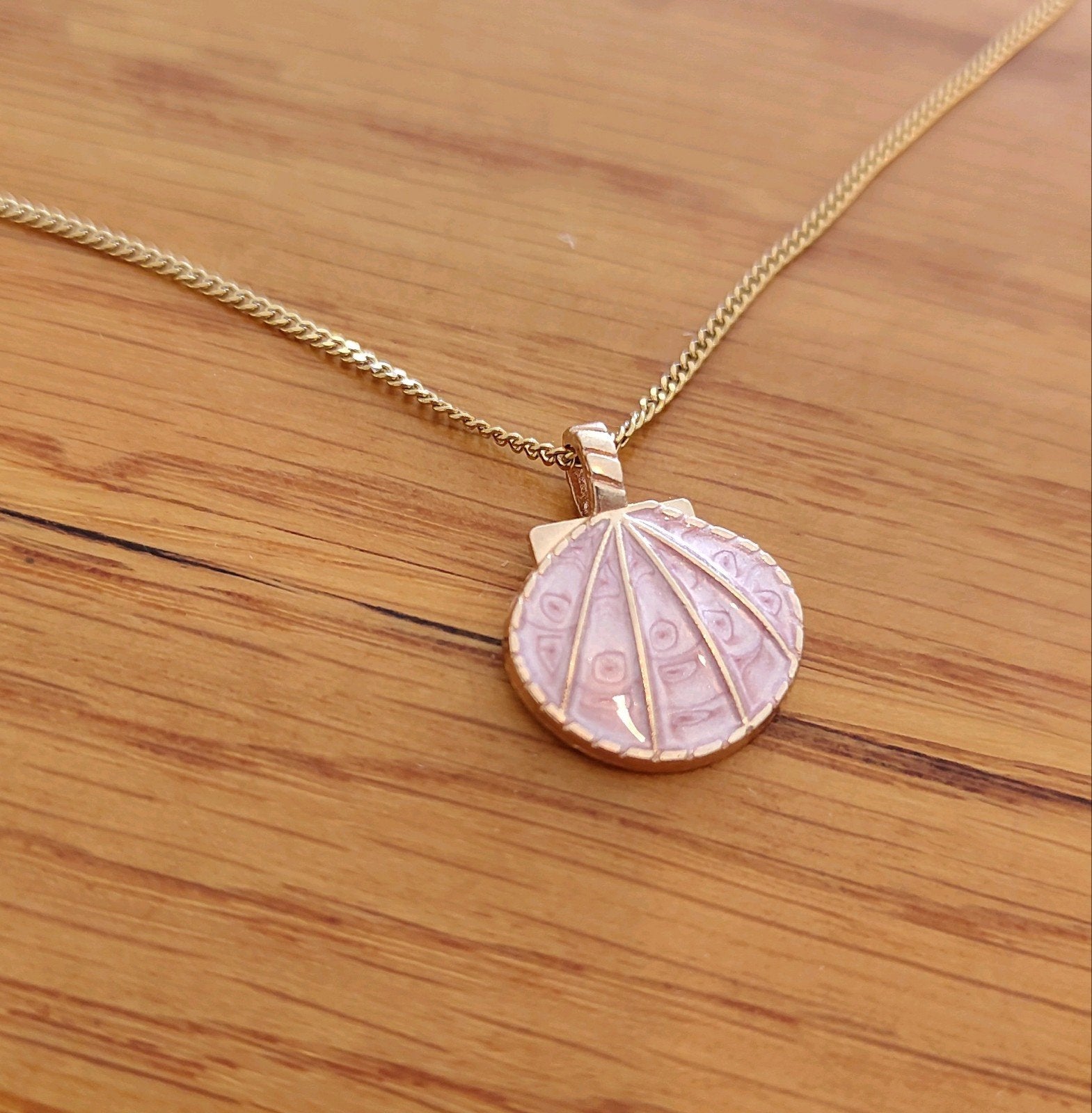 Goudkleurig RVS kettinkje met Sint Jacobs schelp hanger, Nieuw, Ophalen of Verzenden, Goud, Overige materialen