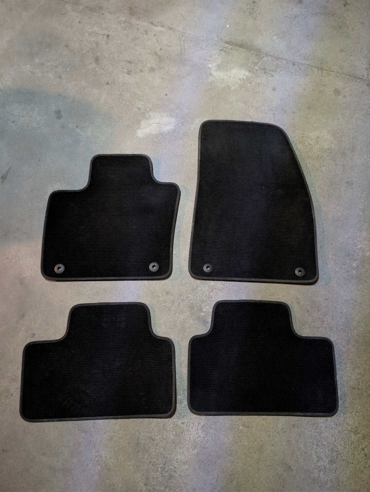 Originele Volvo XC40 vloermattenset (4-delig) - Ongebruikt!, Ophalen of Verzenden, Nieuw
