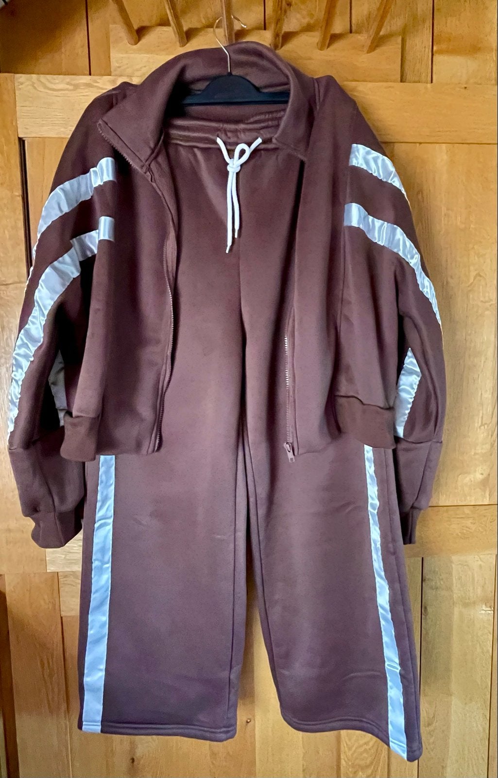 Bruin trainingspak met zilverkleurige strepen, Kleding | Dames, Ophalen of Verzenden, Nieuw, Maat 42/44 (L), Bruin