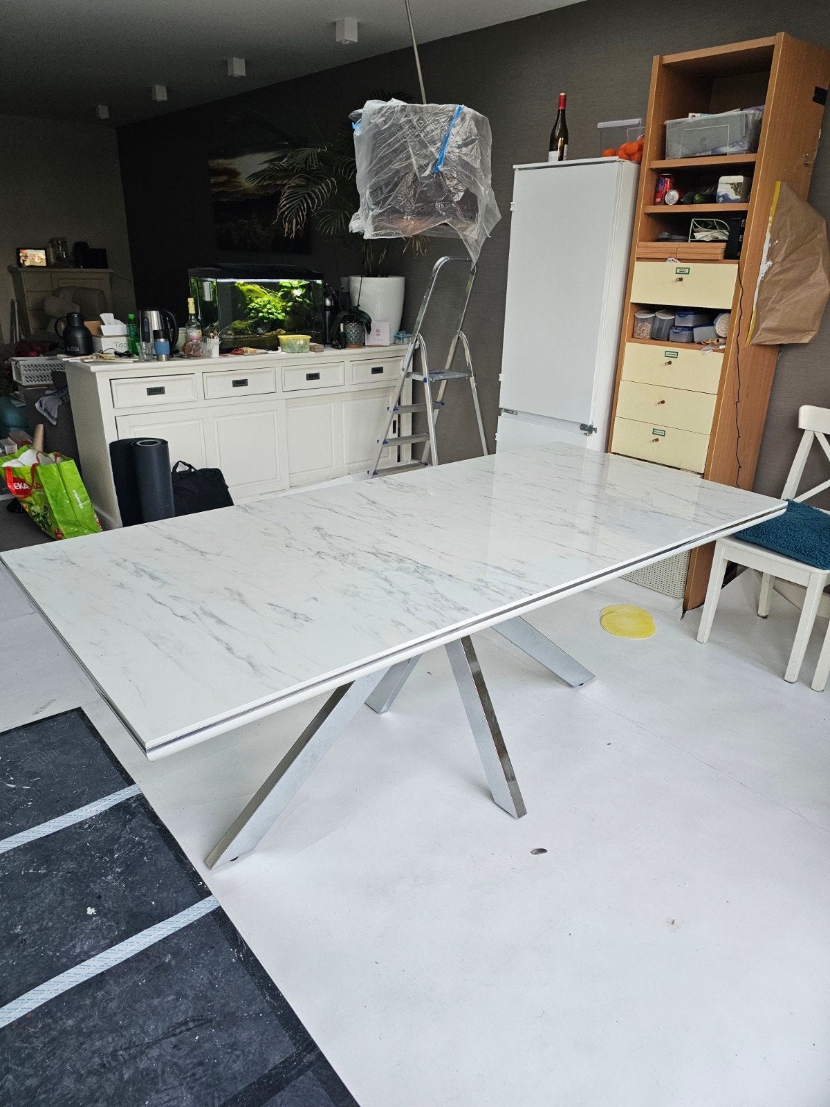 Elegante eettafel met marmerlook blad en metalen onderstel, Gebruikt, Overige materialen, 50 tot 100 cm, Vijf personen of meer